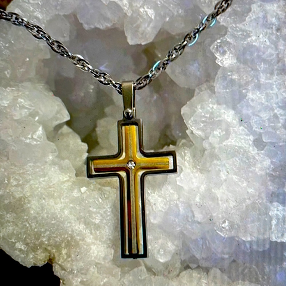 Stainless Steel Spin Cross w/2 Tone 20” Chain w/lobster Safety. Retail 95.00 NWT